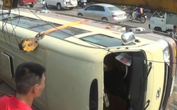 Hành khách gào khóc trong xe khách lật nghiêng trên phố Hà Nội