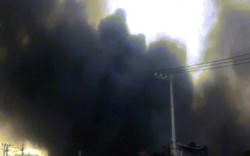Xưởng cao su ở SG cháy dữ dội, nhiều người lao ra từ biển lửa
