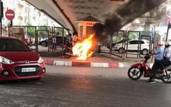 Hà Nội: Tự đốt xe máy khi bị CSGT bắt vi phạm?