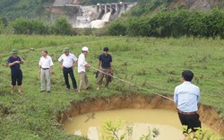 Hố “tử thần” gần đập thủy điện Hố Hô đang "nuốt" dần đất của dân