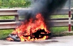 Đang chạy xe máy trên quốc lộ, bất ngờ dừng lại châm lửa đốt xe