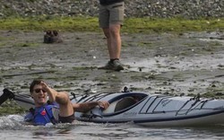 Thủ tướng điển trai Canada bất ngờ ngã nhào xuống nước