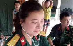 Nữ sĩ quan xinh đẹp người Thái khám chữa bệnh tại rốn lũ Mường La
