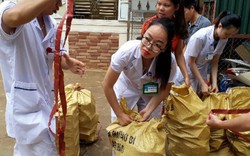 Mưa lũ Sơn La: Cán bộ y tế vác thuốc đi bộ gần 10 cây số vào rốn lũ