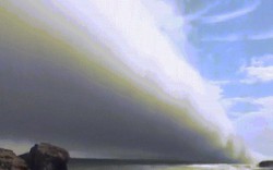Mây khổng lồ "nuốt chửng" bãi biển Mỹ như ngày tận thế