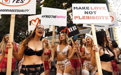 Phụ nữ Úc mặc đồ lót tràn xuống phố biểu tình