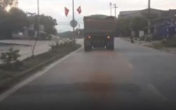 Clip: Xe tải vô tư vãi cát mù mịt suốt quãng đường dài ở Hà Tĩnh