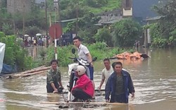 Clip: Lũ trên núi đổ xuống như thác, dân không dám qua đường