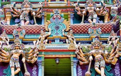 Ngôi đền linh thiêng được bao phủ bởi hàng nghìn bức tượng màu sắc