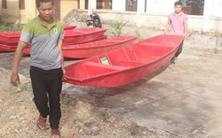 Hà Tĩnh: Trở về rốn lũ Hương Khê tặng thuyền cho nông dân nghèo