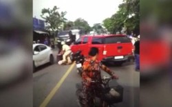Clip hot tổng hợp 18.8: Lao ô tô giải cứu xe bán tải bị CSGT dừng