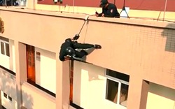Clip: Tân binh đặc nhiệm luyện đu dây, leo tường chống khủng bố