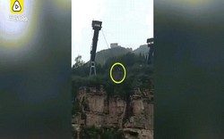 Nữ sinh TQ nhảy bungee, dây “lìa khỏi thân”