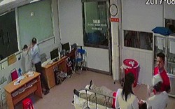 Người nhà bệnh nhân xông vào phòng cấp cứu hành hung bác sĩ