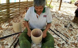 Cận cảnh: Lão nông người Thái kỳ công làm chiếc chõ đồ xôi bằng gỗ
