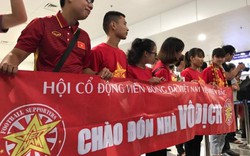Hàng trăm người túc trực chào đón ĐT nữ Việt Nam tại sân bay
