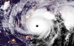 Khoảnh khắc siêu bão mạnh kỷ lục đổ bộ nước Mỹ