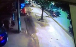Camera ghi lại hình ảnh kinh hoàng 2 thanh niên nằm dưới bánh xe bồn