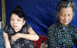 Cám cảnh mẹ già 72 tuổi nuôi 2 con tàn tật trong lán tạm nơi rốn lũ