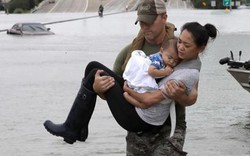Sốt ảnh đặc nhiệm Mỹ bế mẹ con gốc Việt giữa bão như tận thế
