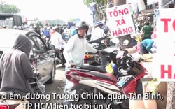 Ùn tắc vì dân đổ xô mua đồ thanh lý để trả mặt bằng cho Tân Sơn Nhất