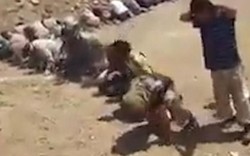 Hàng  trăm khủng bố IS quỳ gối đầu hàng ở giữa sa mạc