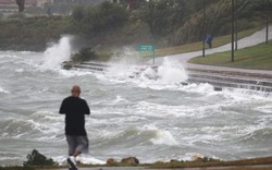Siêu bão Harvey: Ông Trump "rút túi" 22 tỉ cứu dân