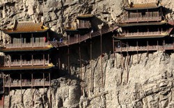 Ấn tượng ngôi chùa 1.500 tuổi cheo leo trên vách núi đá