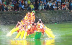 Ngàn người tham gia lễ hội đua thuyền truyền thống Hương Khê