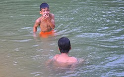Nguy hiểm rình rập trẻ em miền núi tắm sông mùa nước lũ