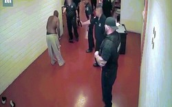 Video: Chục giám thị Mỹ không đối phó nổi 1 tù nhân