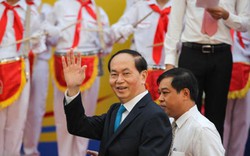 Chủ tịch nước Trần Đại Quang tươi cười chào mừng học sinh
