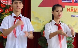 Xúc động lễ khai giảng khi HS hát Quốc ca bằng cách đặc biệt này