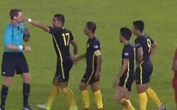 Bị thổi penalty phút bù giờ, cầu thủ và HLV Malaysia định “xử” trọng tài