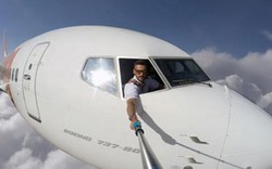 'Bóc mẽ' ảnh phi công vừa bay vừa chụp ảnh selfie ngoài buồng lái