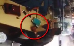 Clip: Màn trộm iPhone cực tinh vi trong cửa hàng điện thoại