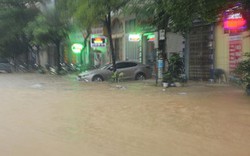 Quảng Ninh: Mưa trắng trời, đường phố biến thành sông
