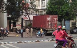 Xe container tông văng dải phân cách, lao thẳng vào nhà dân