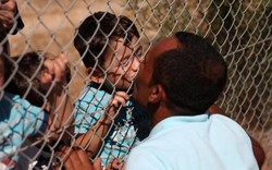 Ảnh ông bố Syria hôn con qua hàng rào thép khiến triệu người xúc động