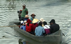 Bình Định: Học trò vùng cao Tây Giang “liều mình” đi đò đến trường