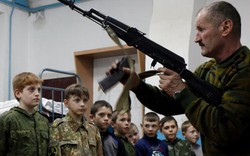 Ngôi trường trẻ em được học bắn súng AK ở Nga