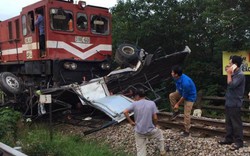 Ảnh-clip: Cố băng qua đường sắt, xe tải bị tàu hỏa đâm nát bét