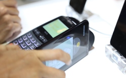 Samsung "hô biến" smartphone thành thẻ ATM để quẹt máy POS tại VN