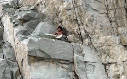 Thanh niên “luyện công” trên vách đá, hàng chục người đứng xem