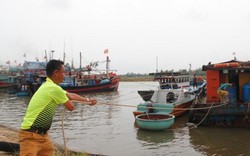 Chùm ảnh: Người dân Quảng Trị "vắt chân lên cổ" chống bão số 10