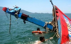 Cà Mau: Cứu sống 7 thuyền viên bị chìm tàu trên biển