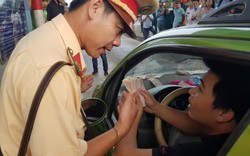 CSGT Đồng Nai hỗ trợ trạm thu phí bán vé khi tài xế dùng tiền lẻ