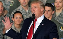 Đứng trước máy bay ném bom, Trump cảnh báo Triều Tiên