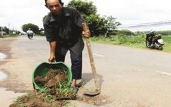 Lão nông Tây Ninh tự nguyện vá đường hơn 20 năm