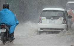 Hà Nội mưa tầm tã, nhiều đường phố bì bõm nước